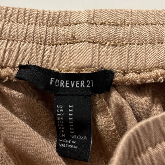 Forever 21 tan shorts, front pockets with zippers elastic waistband size medium - Picture 6 of 9